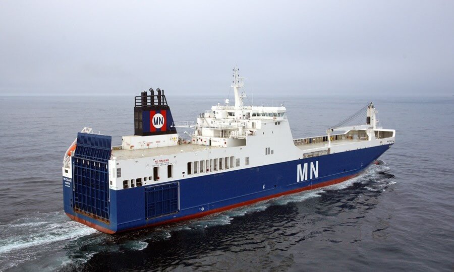 Navire roulier porte conteneurs MN Calao : adapté aux besoins de la Défense Nationale