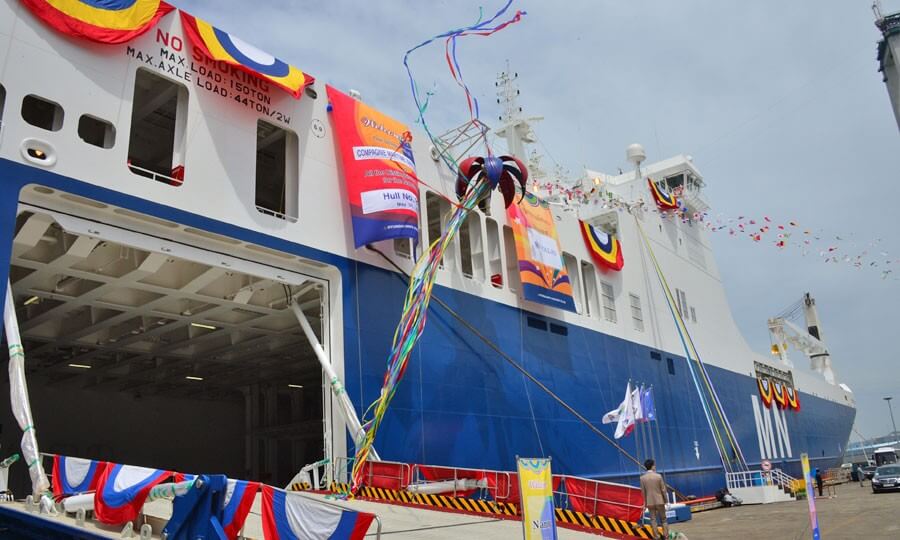 Navire roulier porte conteneurs MN Calao : adapté aux besoins de la Défense Nationale