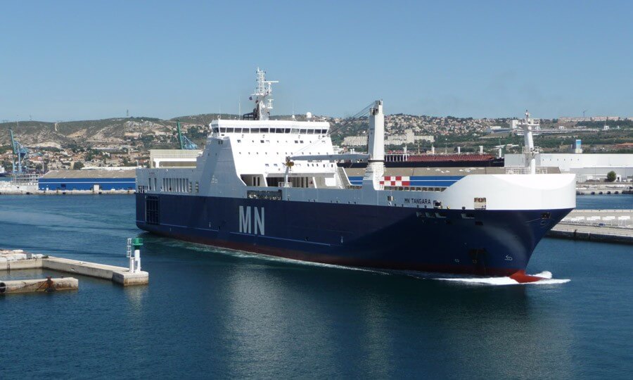 Navire roulier porte conteneurs MN Tangara : adapté aux besoins de la Défense Nationale